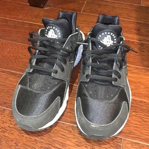 NIKE HUARACHES! Great condition 8.5/10 worn max 3 times